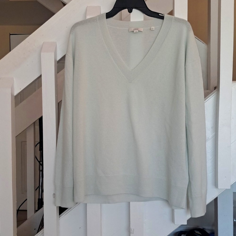 Vince Gorgeous Pale Green Drop Shoulder VNeck Cashmere Sweater SzL Like New